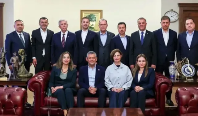 CHP'li Büyükşehir Belediye Başkanları'ndan, Özgür Özel'e destek açıklaması