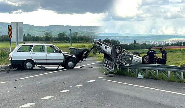 Ömerbey köyü yakınlarında iki otomobil çarpıştı, 7 yaralı
