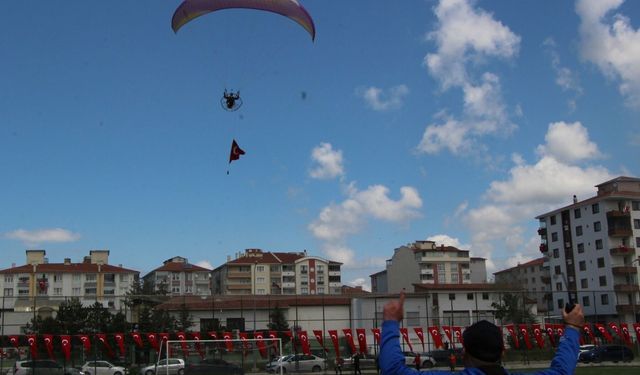 19 Mayıs'a özel paraşüt gösterisi