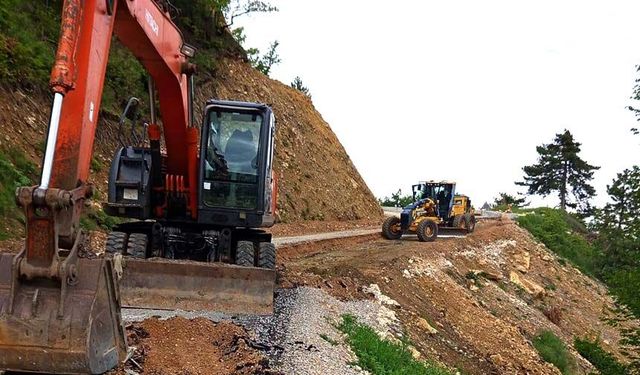 Bu yolu kullanacaklar dikkat! Aşırı yağış nedeniyle toprak kaydı