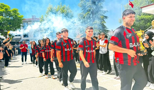 Şampiyonlara coşkulu karşılama