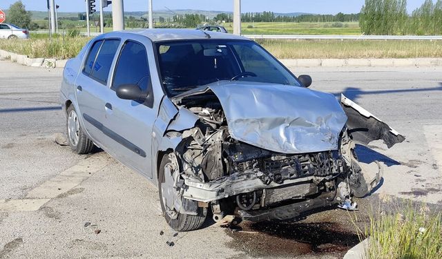 Otomobil tırla çarpıştı:4 yaralı