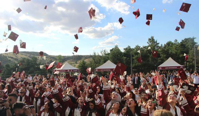 Sungurlu MYO’da 269 öğrenci mezuniyet coşkusu yaşadı