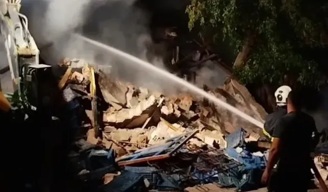 Çorum'da metruk bina alevlere teslim oldu