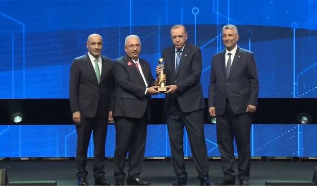 Ahlatcı'dan çifte gurur: Ödülünü Erdoğan'dan aldı