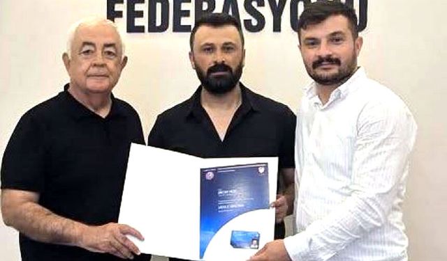 Antrenör belgeleri teslim ediliyor