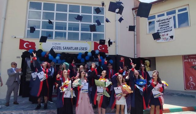 Güzel Sanatlar Lisesinde mezuniyet coşkusu