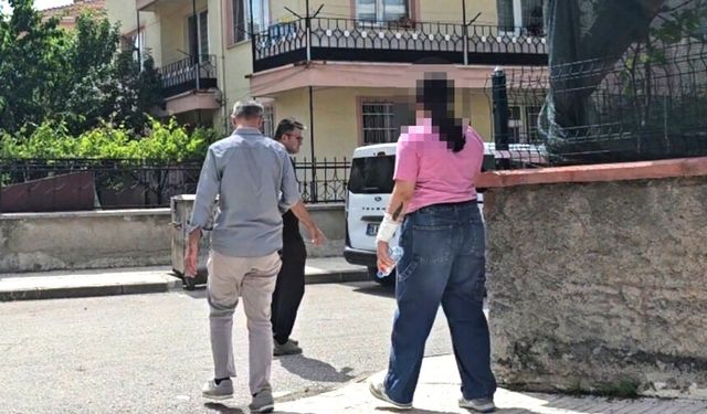 19 yaşındaki genç kız anne ve babasını bıçakla rehin aldı