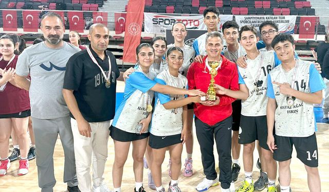 Korfbol’da kürsüye Batman damgası