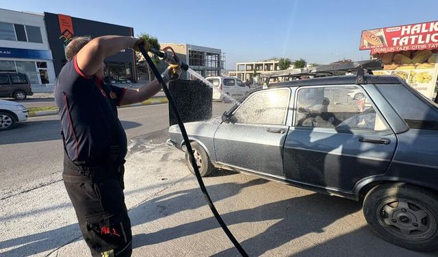 Otomobilde çıkan yangını vatandaşlar söndürdü