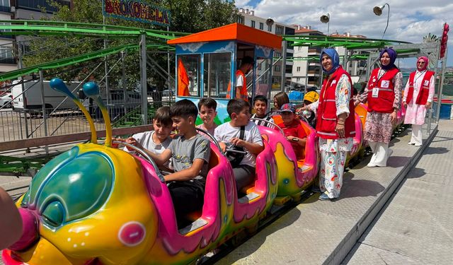 Çocukların yüzü Kızılay’la güldü