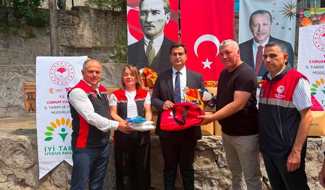 Ceviz üreticilerine koruyucu ekipman ve gübre dağıtıldı