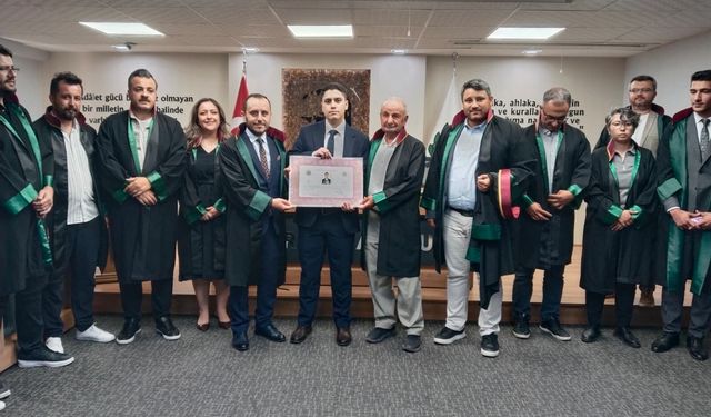 Genç avukat cübbe giydi