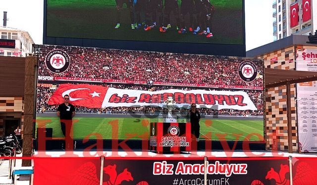 Şampiyonluk kupası meydanda sergileniyor