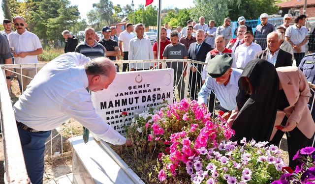 Şehit babası ile birlikte şehitliği ziyaret ettiler
