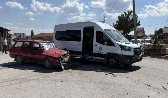Otomobil ile minibüsün yol ayrımında çarpıştı