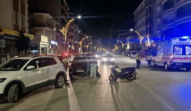 U dönüşü yapmak isteyen otomobile çarptı, yaralandı