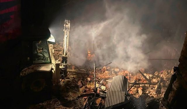 Korkutan yangın: 1 ev ve 2 samanlık zarar gördü