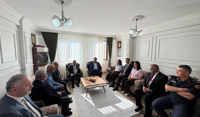 Bakan Bayraktar şehit ailelerini ziyaret etti