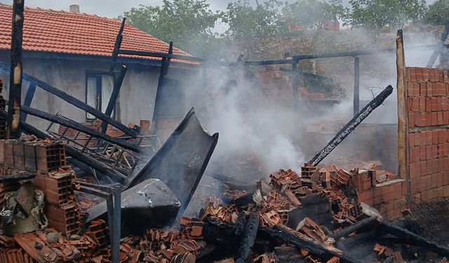 Tandırlıkta çıkan yangın eve sıçramadan söndürüldü