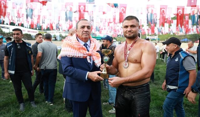 Bekir Eryücel başpehlivan oldu
