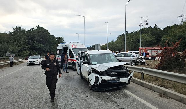 Otomobil ile hafif ticari aracın çarpıştığı kazada 3 kişi yaralandı