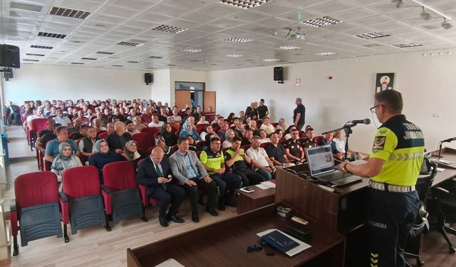 Okul servis şoförlerine trafik eğitimi verildi