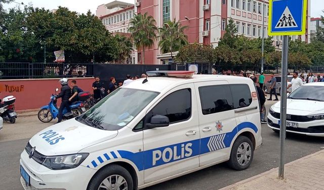 Ortaokulda kız öğrenci sınıf arkadaşını bıçakladı!