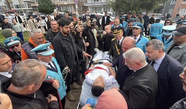 Çelenk sunma töreninde baygınlık geçiren çocuk merdivenden düştü