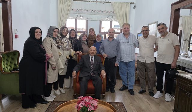 44 yıl sonra öğrencileriyle buluştu