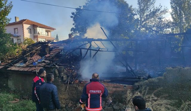 Yanan samanlık kullanılamaz hale geldi