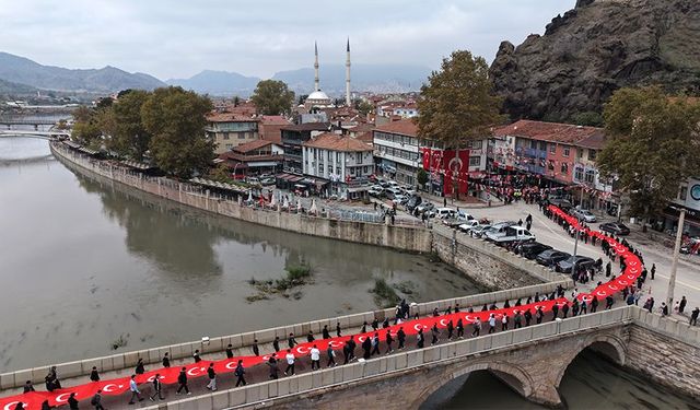 103 metrelik Türk bayrağı ile yürüyüş