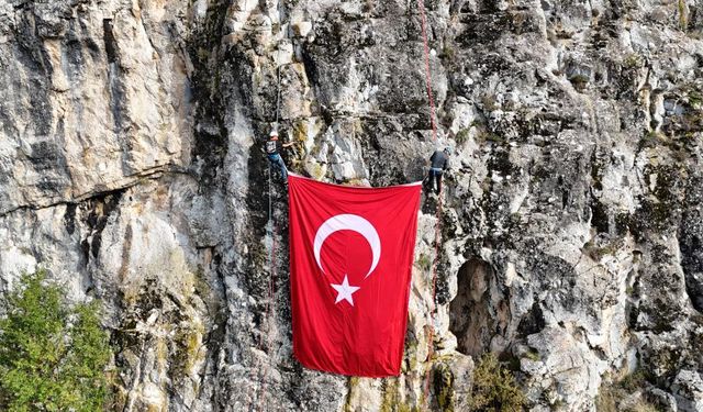 Dağcılar kayalıkta dev Türk bayrağını dalgalandırdı
