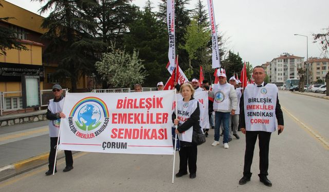 Çorumlu emekliler Ankara'ya yürüyor