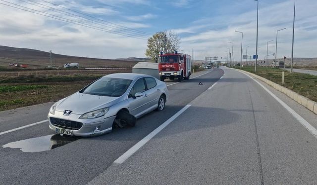İki araç sanayi kavşağında çarpıştı