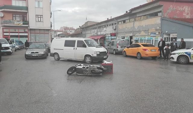 Minibüsle çarpışan motosiklet sürücüsü yaralandı