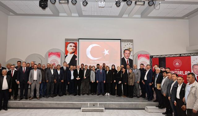Muhtarlar onuruna yemek verildi