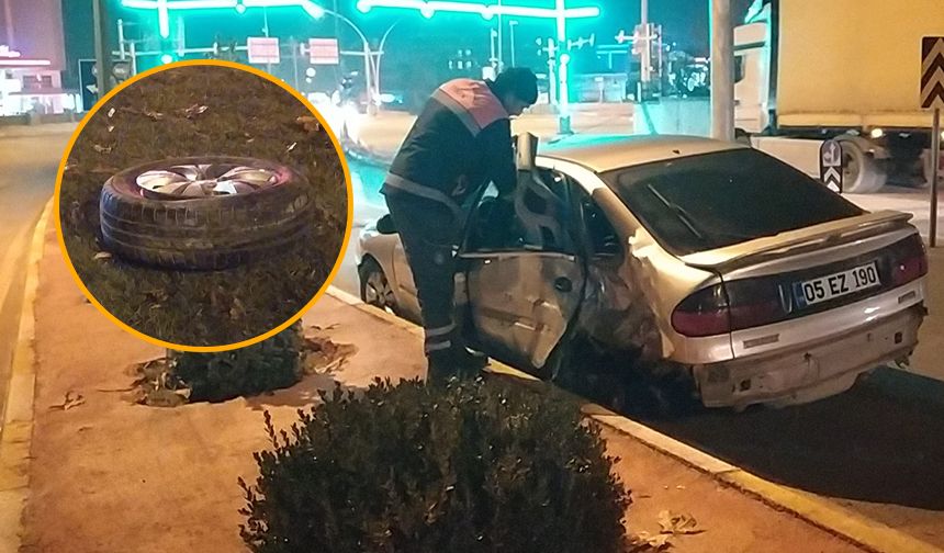 Fevzi Çakmak'ta otomobil aydınlatma direğine çarptı