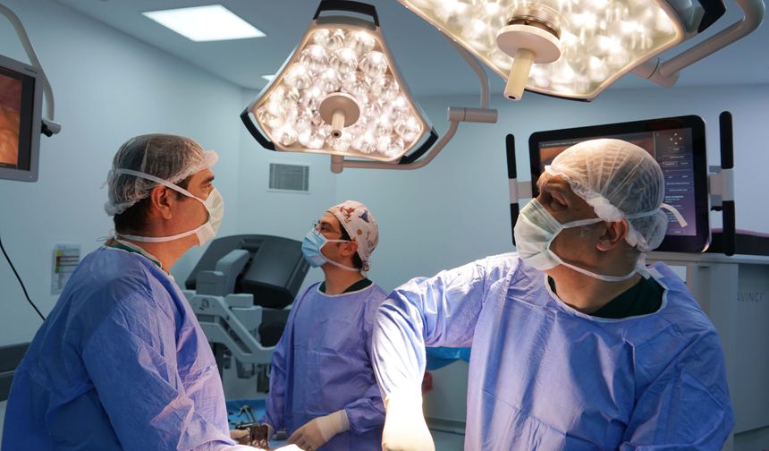 Gürcü hasta robotik cerrahi teknolojisiyle şifa buldu