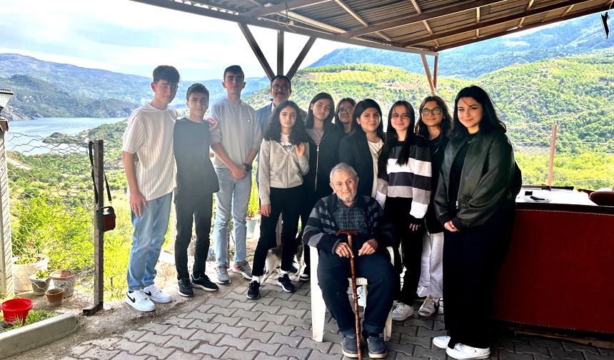 Lise öğrencilerinden 92 yaşındaki Hastaoğlu'na ziyaret