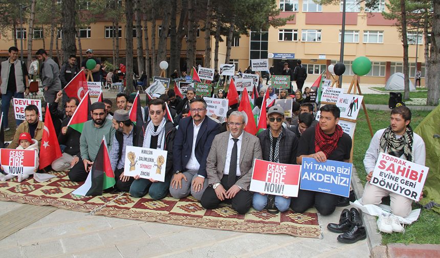 Üniversite öğrencileri ve STK’lar Filistin için oturma eylemi başlattı