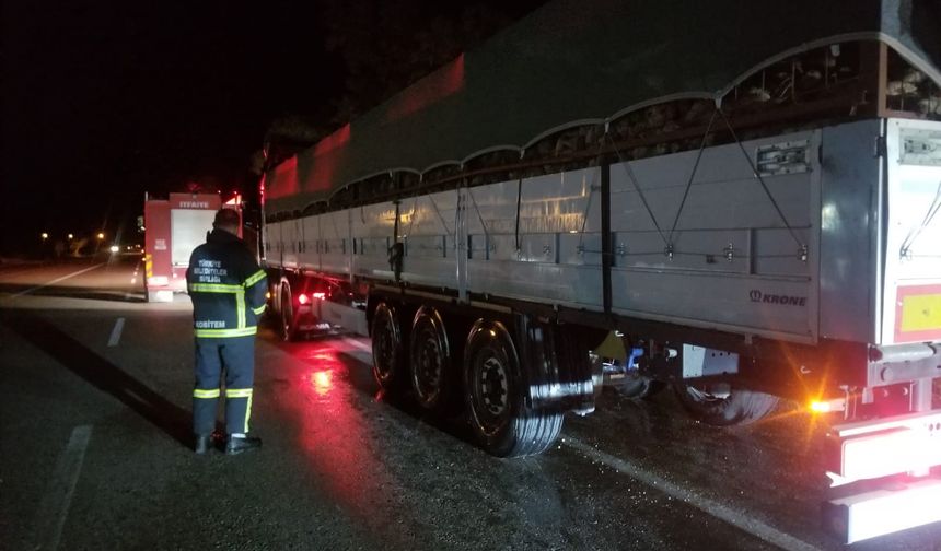 Balatalarından dumanlar yükselen tır paniğe neden oldu