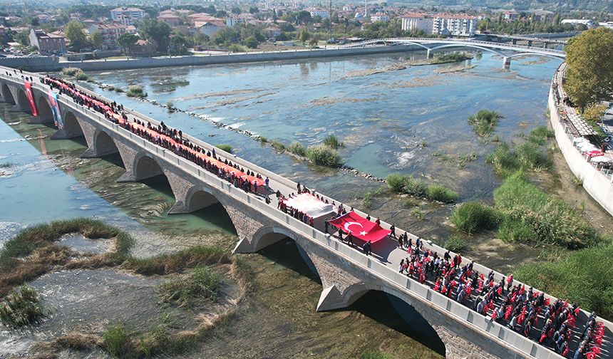 Çorum'da vatandaşlar 101 metrelik Türk bayrağı ile yürüdü