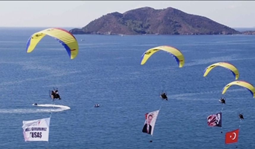 THK paramotor ekibi Fethiye'de bayrak ve pankartla TUSAŞ'a destek için uçtu