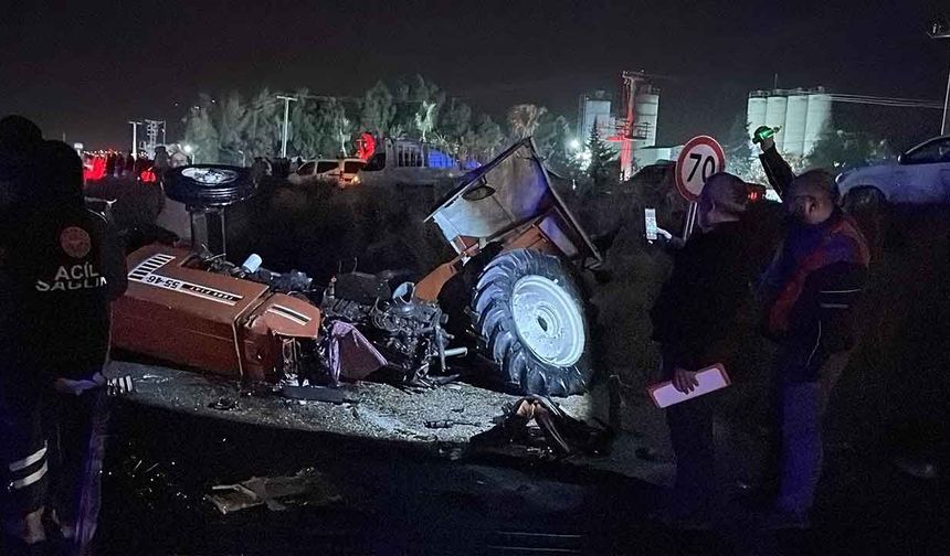 Katliam gibi kaza! 2 otomobil ile traktör birbirine girdi: 4 ölü