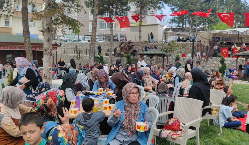İmece usulü pişirilen 12 kazan aşure vatandaşlara dağıtıldı