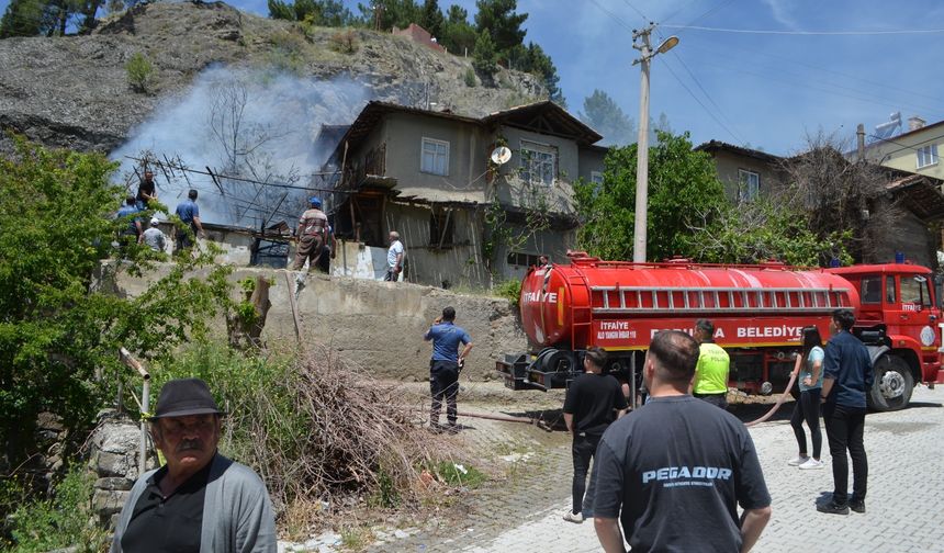 Semaverden çıkan yangın evlere sıçramadan söndürüldü