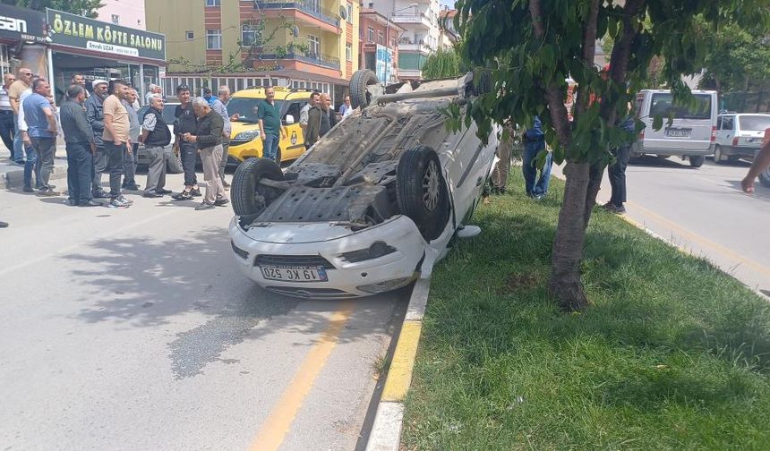 Kaldırıma çıkarak takla attı