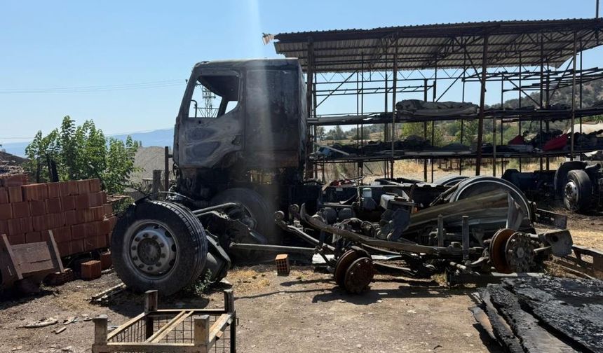 Çorum’da trafo patladı: Oto geri dönüşüm atölyesi ve arı kovanları yandı
