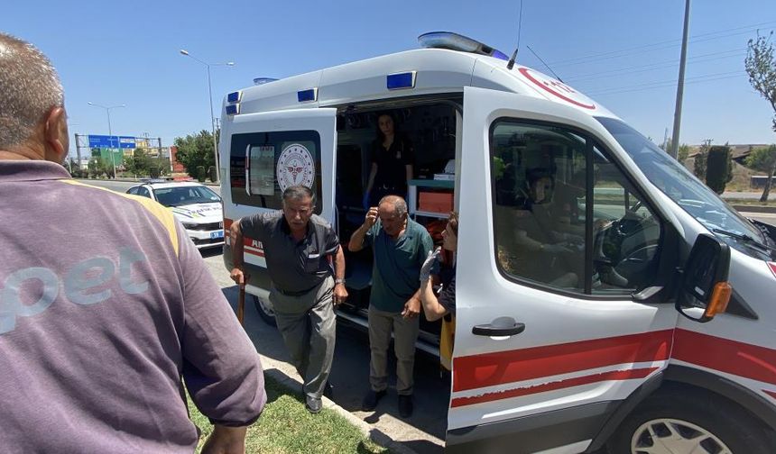 Kaza yapan otomobilden burnu kanamadan çıktılar
